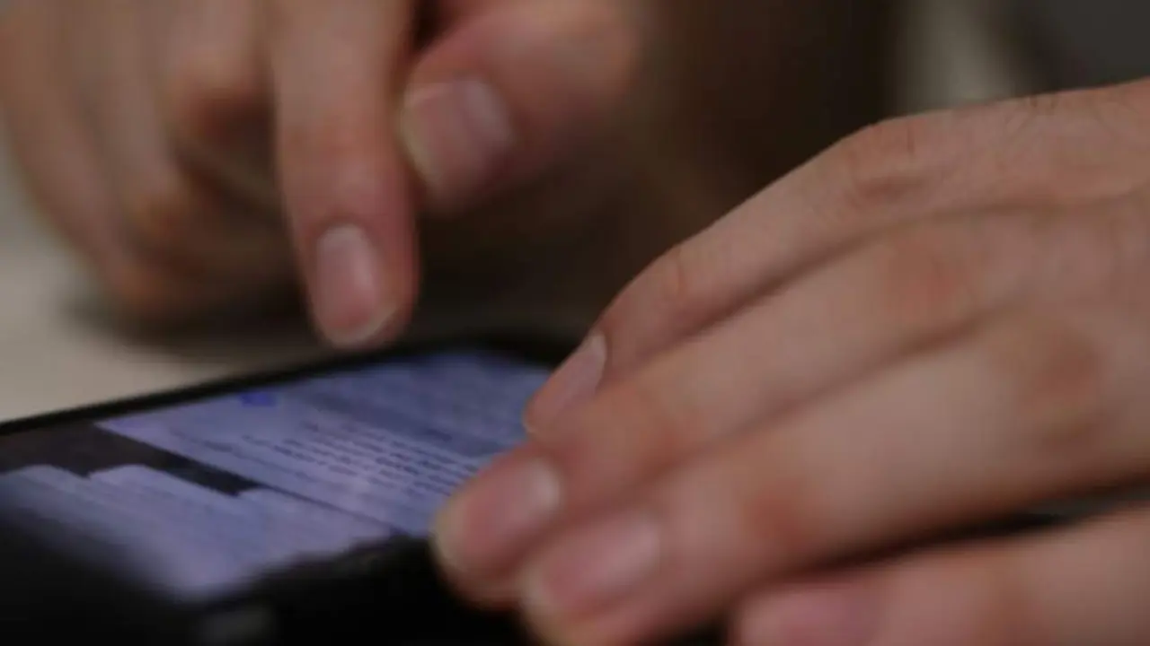  Persona con un tel&eacute;fono m&oacute;vil 