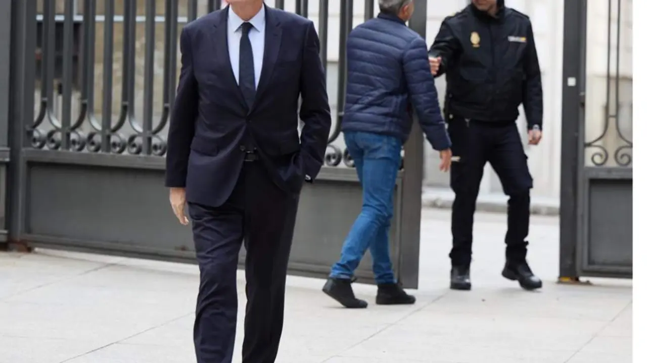  Archivo - El Defensor del Pueblo, &Aacute;ngel Gabilondo, a su llegada al acto de presentaci&oacute;n del informe del Defensor del Pueblo sobre denuncias por abusos sexuales en el &aacute;mbito de la Iglesia cat&oacute;lica y el papel de los poderes p&uacute;blicos, en el Congreso de los D - Jes&uacute;s Hell&iacute;n - Europa Press - Archivo 