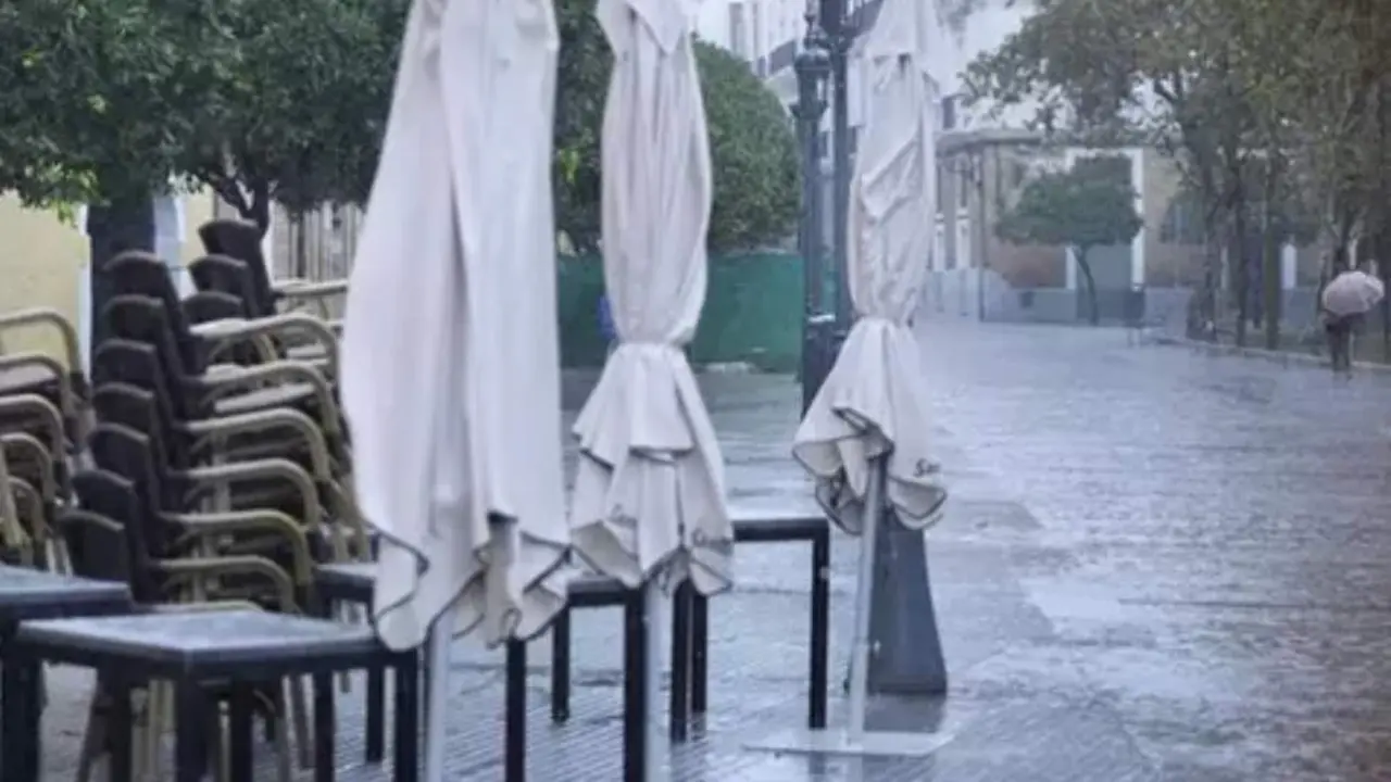 Veladores recogidos durante la intensa lluvia. Imagen de archivo.<br>- Joaquin Corchero - Europa Press 