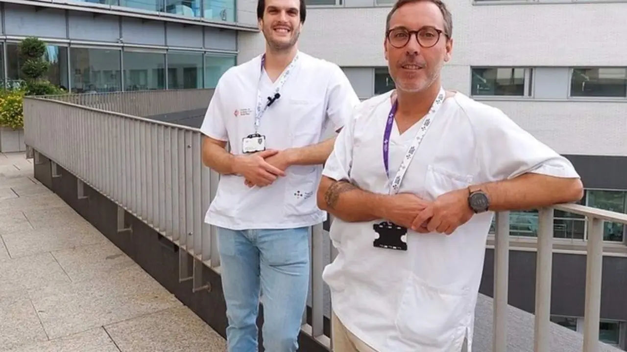  Los investigadores del IR Sant Pau Sa&uuml;l Mart&iacute;nez-Horta y Arnau Puig-Davi. - IR SANT PAU 