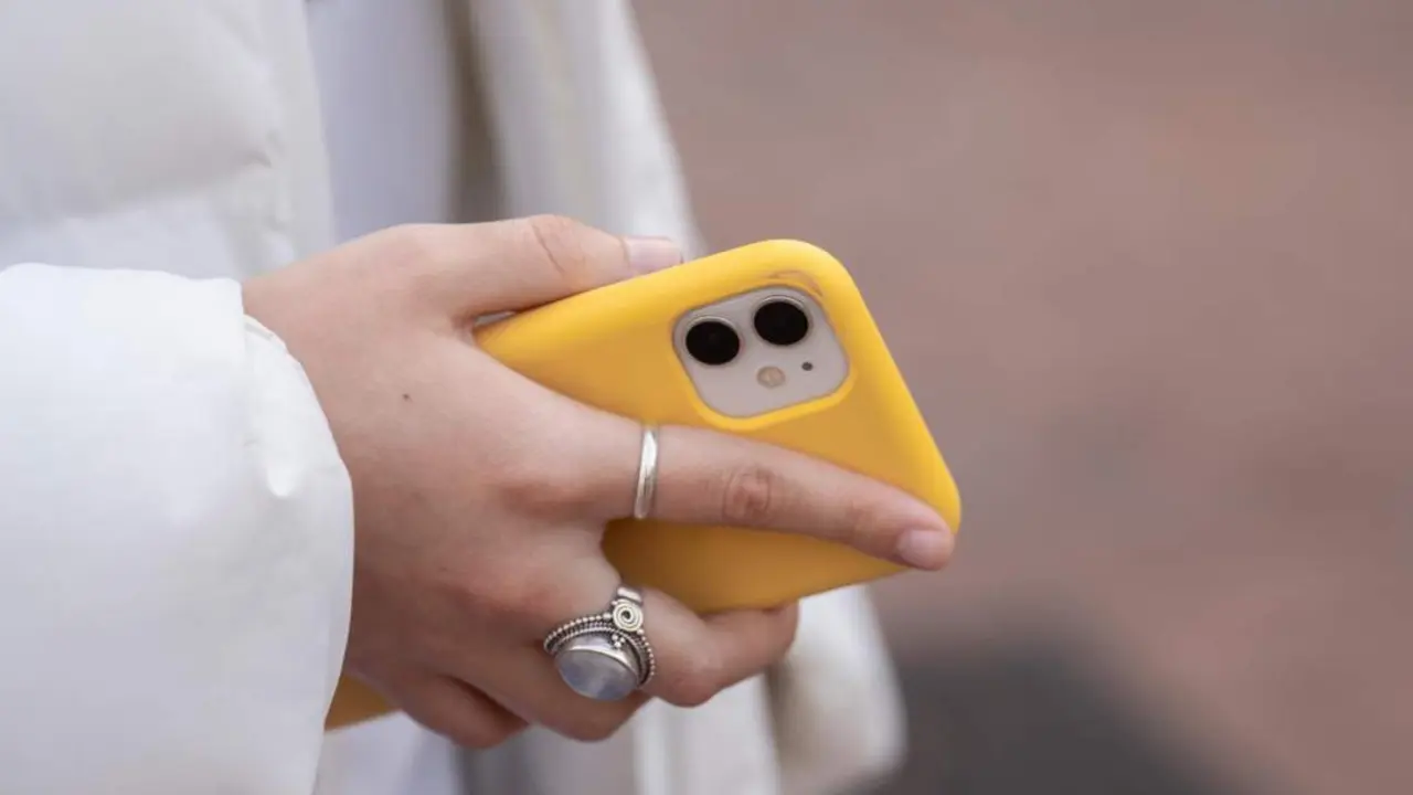  Archivo - Una persona usa el tel&eacute;fono m&oacute;vil - David Zorrakino - Europa Press - Archivo 