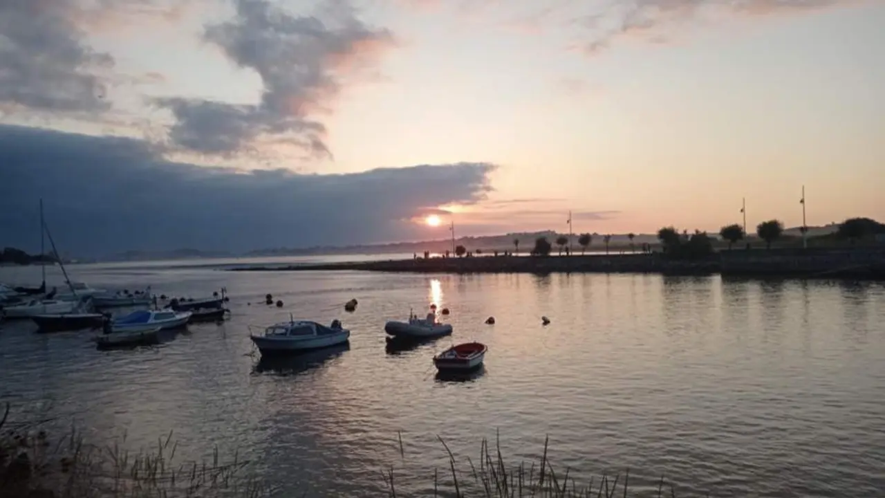  Embarcadero de Somo. Atardecer. Embarcaciones. Verano. Puesta de sol. Buen tiempo. Nubes - EUROPA PRESS 