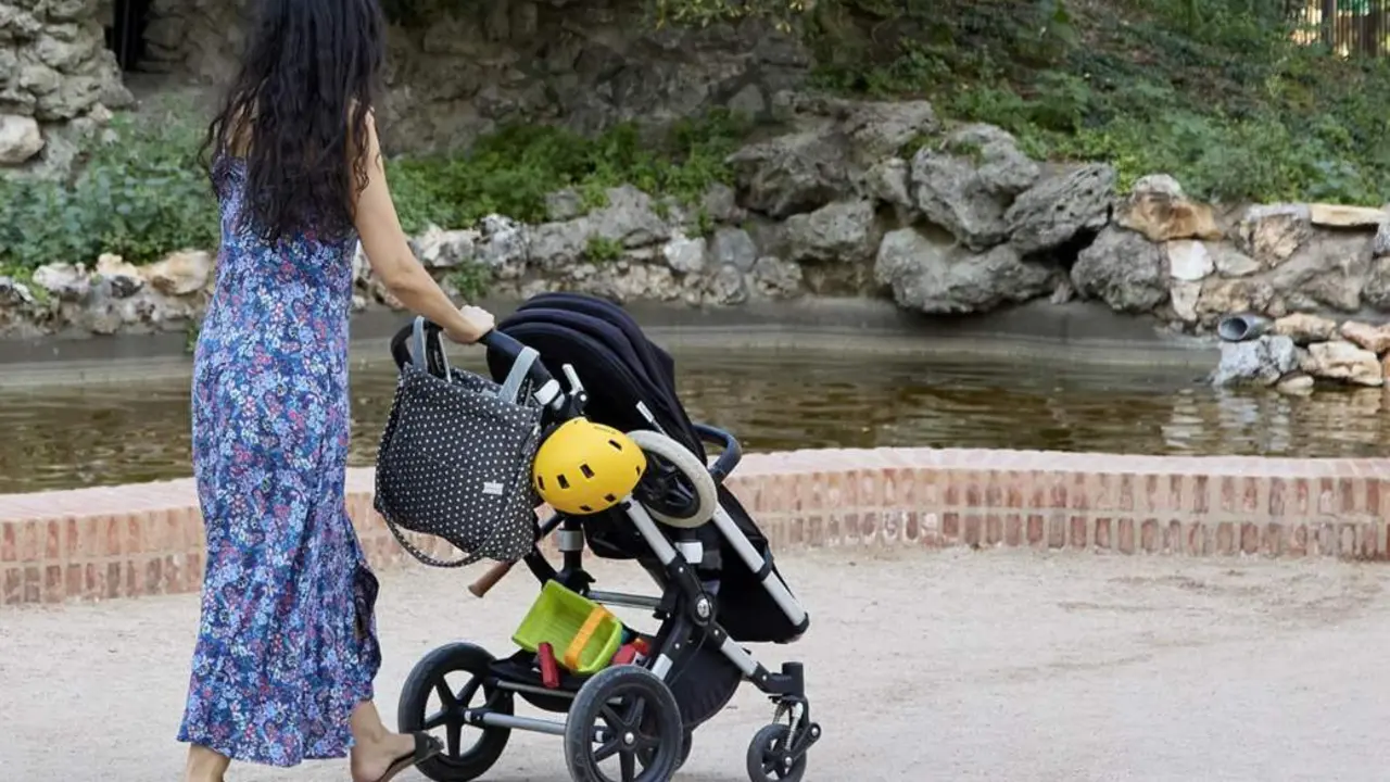  Una mujer pasea con un carrito de beb&eacute; en el parque de El Retiro. - Jes&uacute;s Hell&iacute;n - Europa Press 