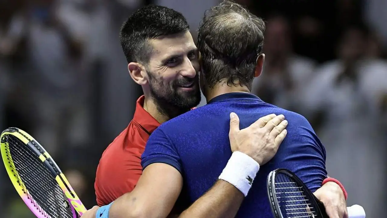  Novak Djokovic y Rafa Nadal se abrazan al acabar su partido por el tercer puesto en el Six Kings Slam. EFE | RTVE 