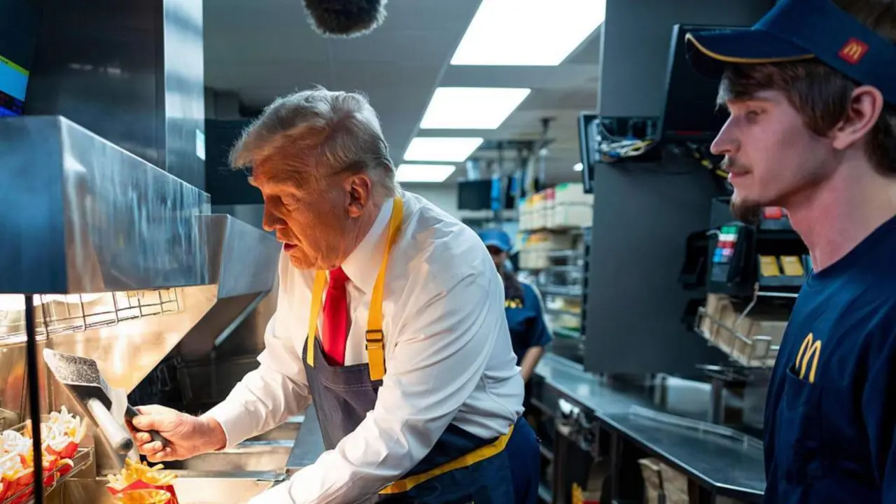 El candidato presidencial republicano y ex presidente Donald Trump usa una freidora durante una visita a McDonald's en Pensilvania este domingo 20 de octubre. DOUG MILLS / THE NEW YORK TIMES VIA AP 