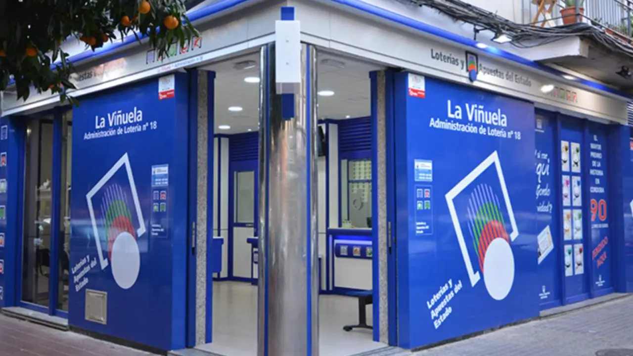  Administraci&oacute;n de Loter&iacute;as n&uacute;mero 18 de C&oacute;rdoba, situada en Avenida de la Vi&ntilde;uela, 4. 