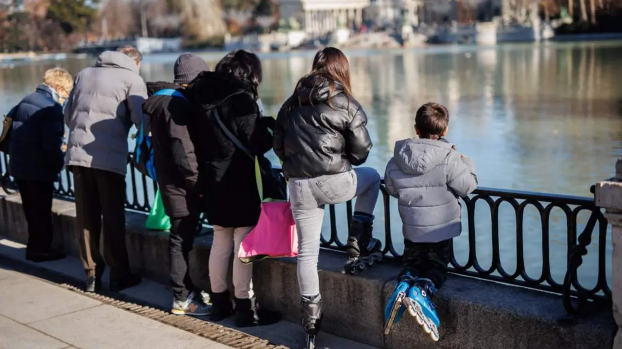 Archivo - Ni&ntilde;os juegan con sus regalos de Navidad al aire libre, en el Parque del Retiro, a 25 de diciembre de 2023, en Madrid (Espa&ntilde;a). - Alejandro Mart&iacute;nez V&eacute;lez - Europa Press - Archivo 