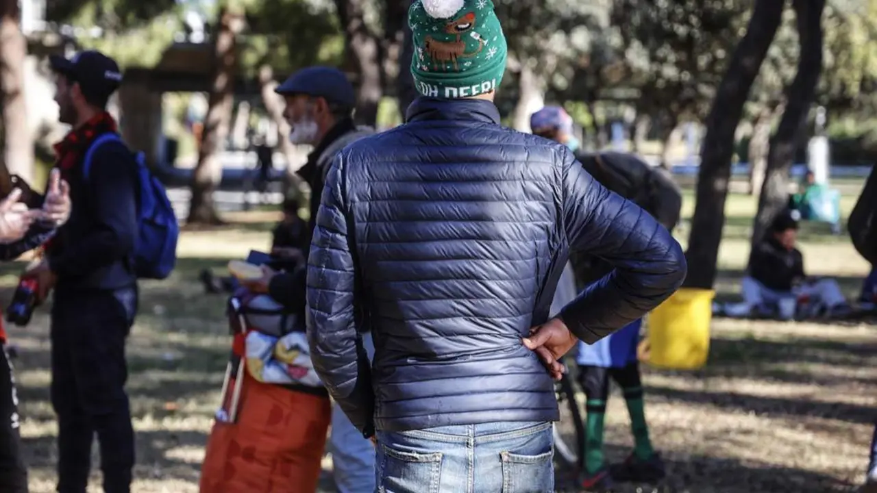  Varias personas en un reparto de alimentos a personas sin recursos. - Rober Solsona - Europa Press 