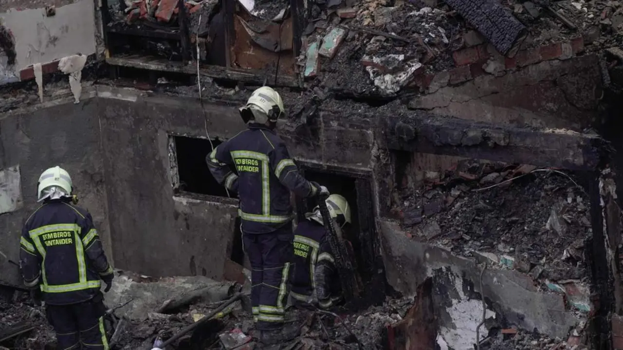  Agentes del equipo de bomberos trabaja en el edificio derrumbado, a 26 de octubre de 2024, en Santander, Cantabria (Espa&ntilde;a). - Nacho Cubero - Europa Press 