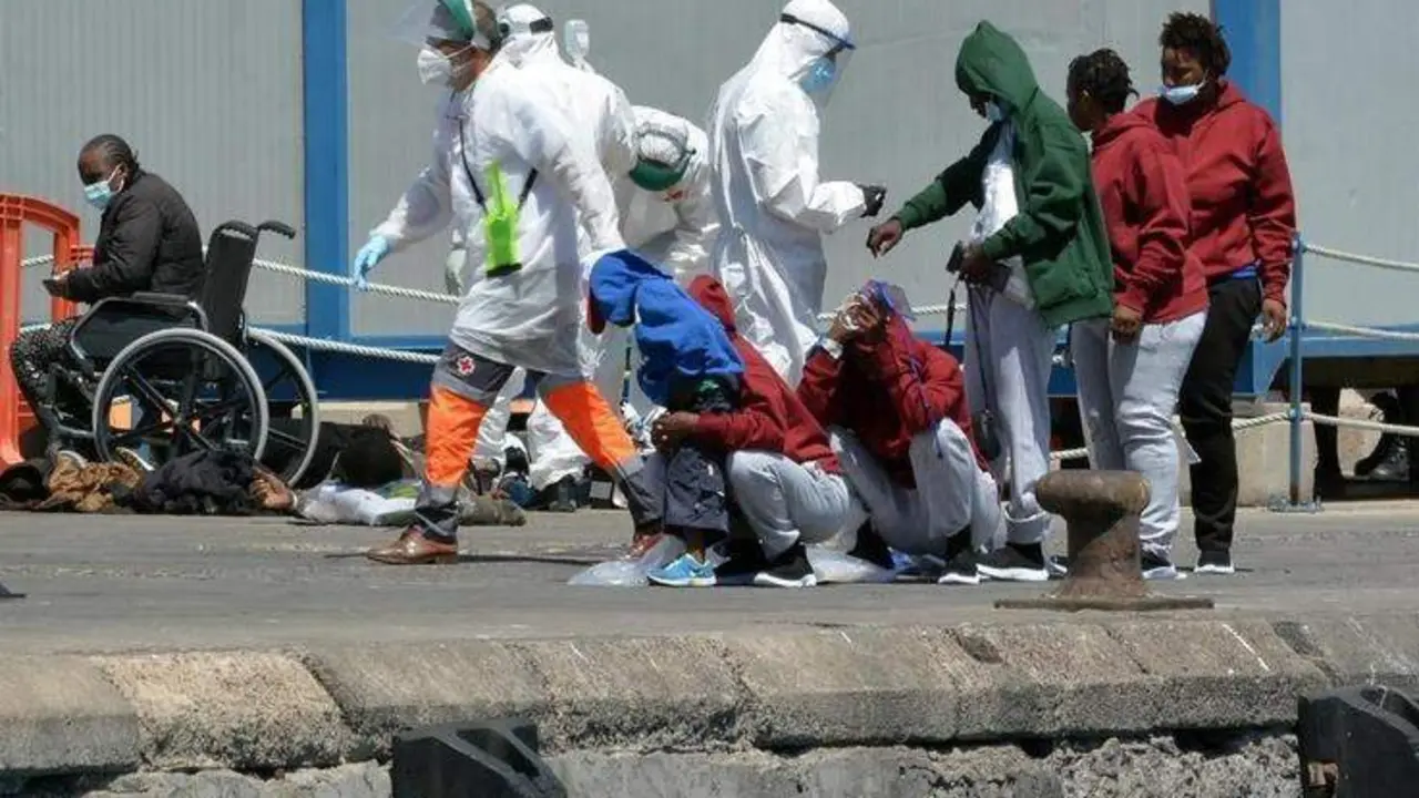  Archivo - Personal de Salvamar Alpheratz atienden a migrantes procedentes de una patera en el Puerto de los Cristianos, en Tenerife. - Europa Press - Archivo 