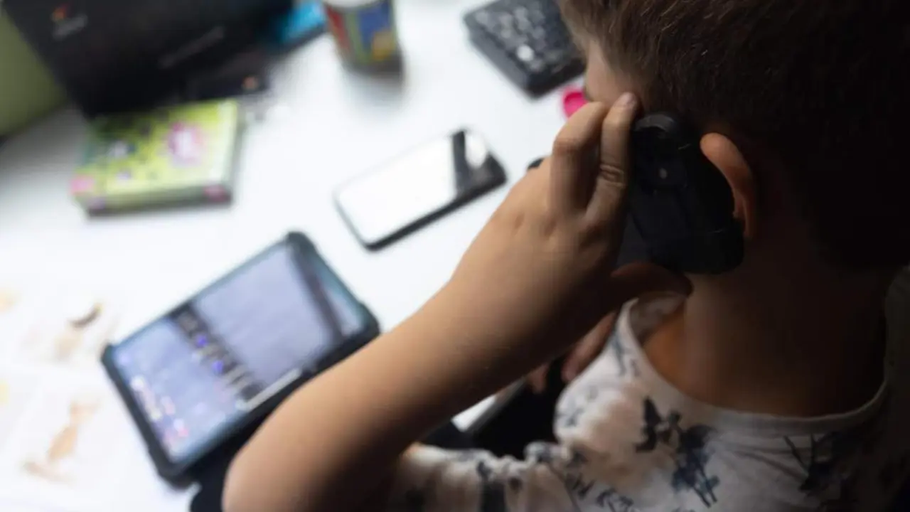  Archivo - Un ni&ntilde;o usa el tel&eacute;fono m&oacute;vil y una tablet, a 18 de octubre de 2023, en Madrid (Espa&ntilde;a). Seg&uacute;n la Vanguardia, en Espa&ntilde;a se estima que el 21% de los adolescentes es adicto a la red y casi la mitad reconoce que tiene "un contacto activo" cada 15 m - Eduardo Parra - Europa Press - Archivo 