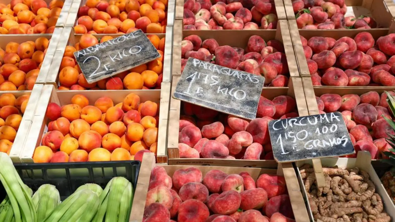  Archivo - Cajas de piezas de frutas en un mercado de la Comunidad de Madrid, a 12 de junio de 2024, en Madrid (Espa&ntilde;a). - Marta Fern&aacute;ndez Jara - Europa Press - Archivo 