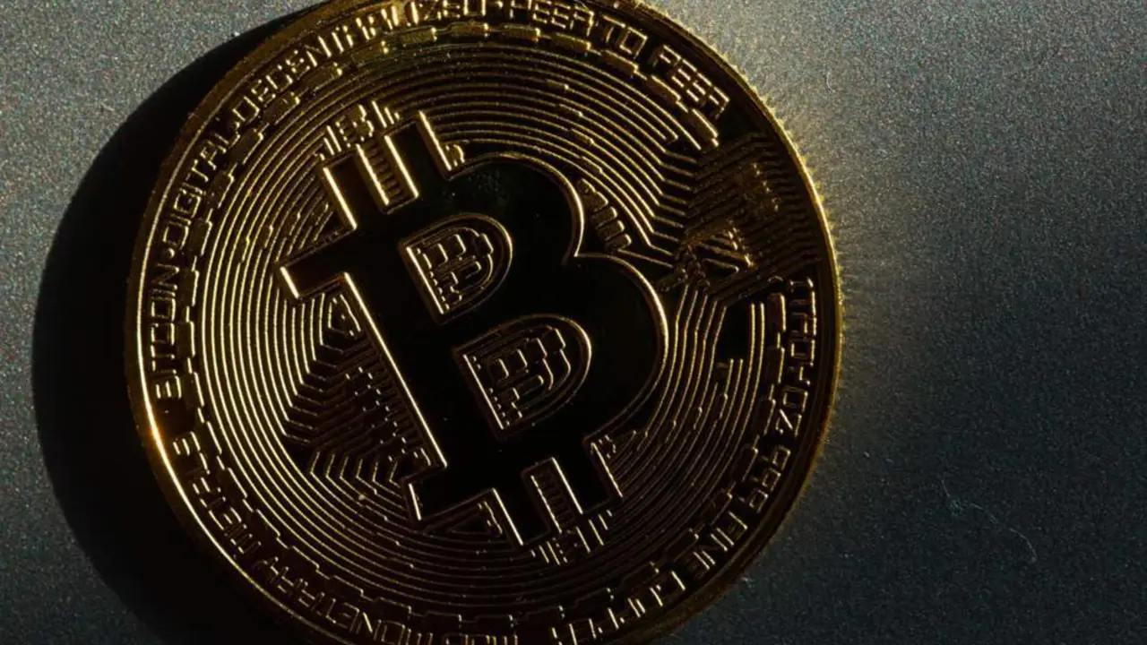  Archivo - FILED - 05 March 2022, Berlin: A coin bearing the logo of the bitcoin cryptocurrency lies on a table. - Fernando Gutierrez-Juarez/dpa-Ze - Archivo 