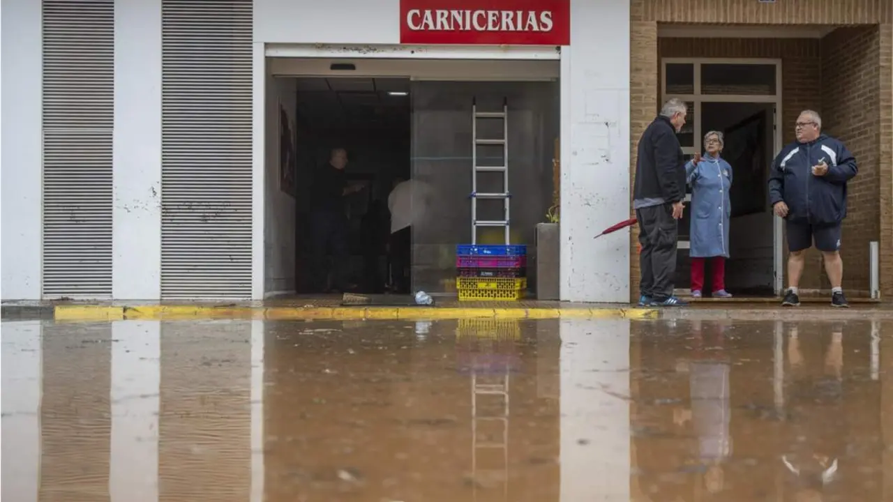  Varias personas observan los estragos causados por la DANA. - Jorge Gil - Europa Press 