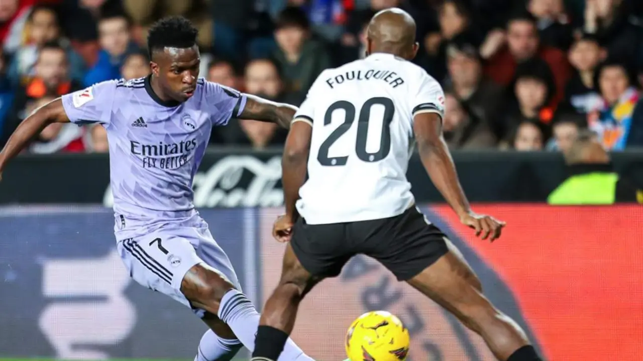  Archivo - El delantero del Real Madrid Vin&iacute;cius J&uacute;nior, ante el valencianista Foulquier, en Mestalla. - Ivan Terron / AFP7 / Europa Press - Archivo 