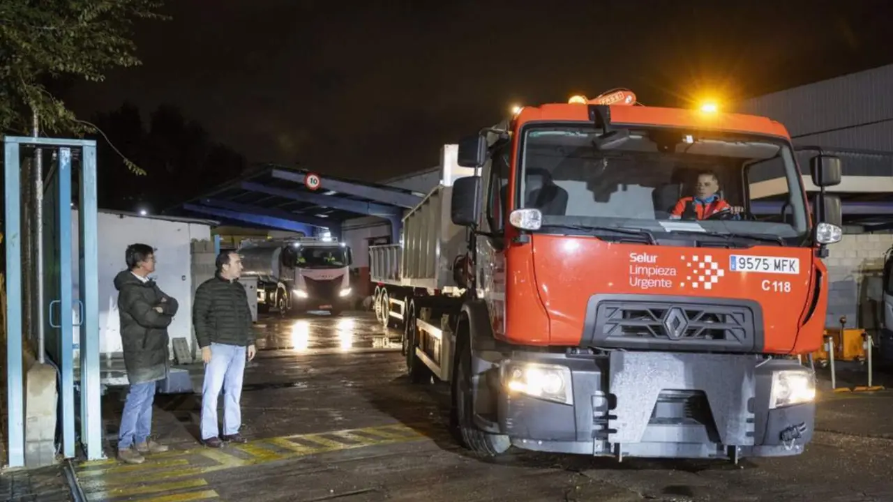  Servicios municipales de limpieza y las gr&uacute;as de EMT Madrid se desplazan a Valencia para ayudar tras la DANA - AYUNTAMIENTO DE MADRID 