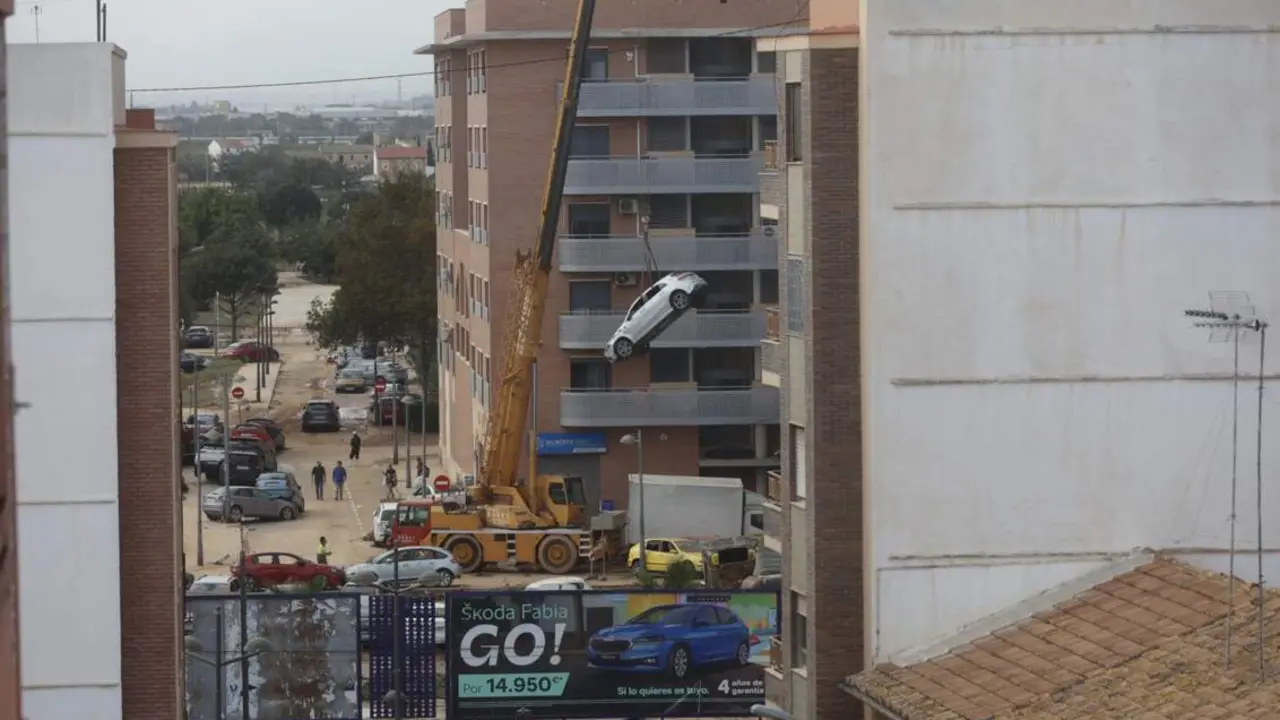  Vista de una gr&uacute;a retirando coches tras el paso de la DANA en el barrio de la Torre - Rober Solsona - Europa Press 