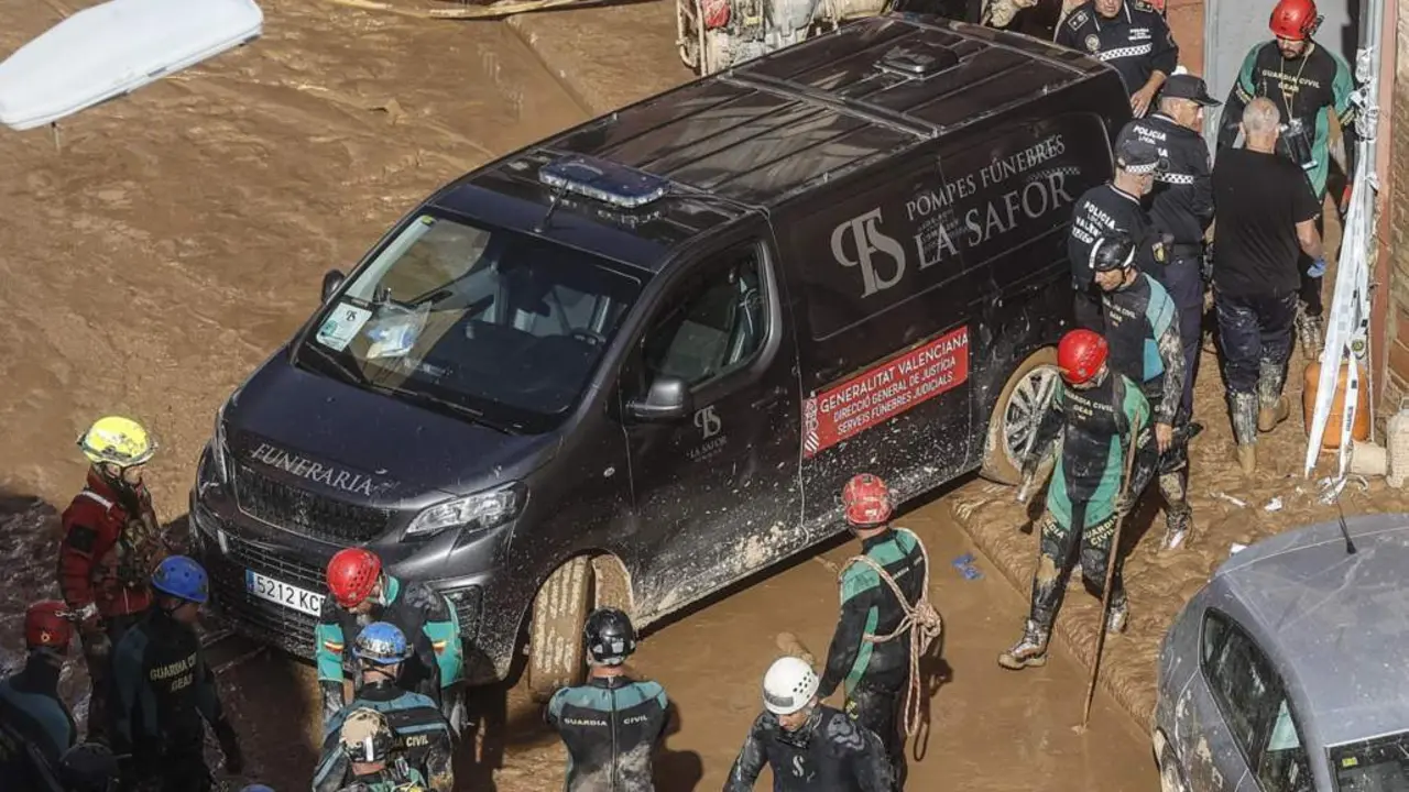  Un furg&oacute;n de la funeraria sale de un garaje con cad&aacute;veres localizados tras el paso de la DANA, en el barrio de la Torre, a 31 de octubre de 2024, en Val&egrave;ncia, Comunidad Valenciana (Espa&ntilde;a). - Rober Solsona - Europa Press 