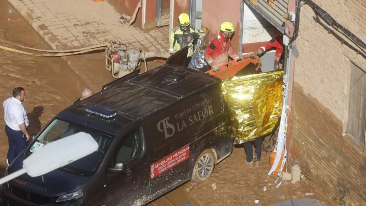  Un furg&oacute;n de la funeraria sale de un garaje con cad&aacute;veres localizados tras el paso de la DANA, en el barrio de la Torre - Rober Solsona - Europa Press 