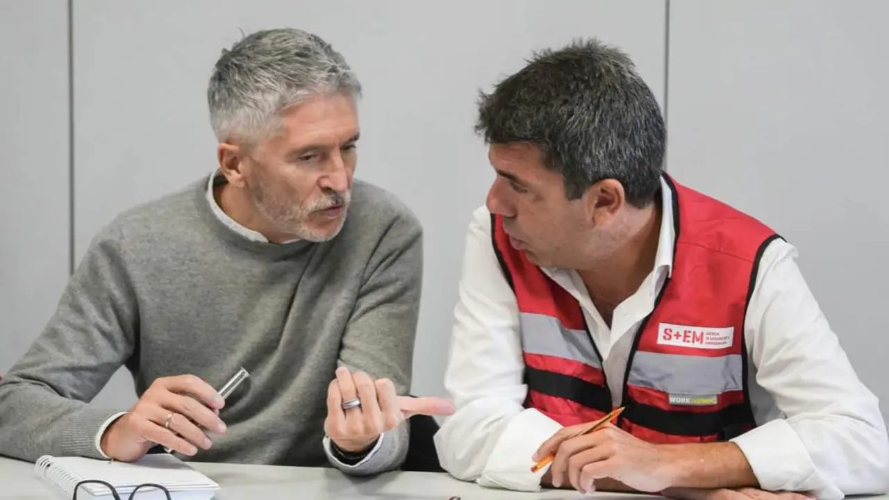  El ministro de Interior, Fernando Grande-Marlaska, y el 'president' de la Generalitat, Carlos Maz&oacute;n, durante la reuni&oacute;n del CECOPI por la DANA en la Comunitat Valenciana. - JORGE GIL / EUROPA PRESS 