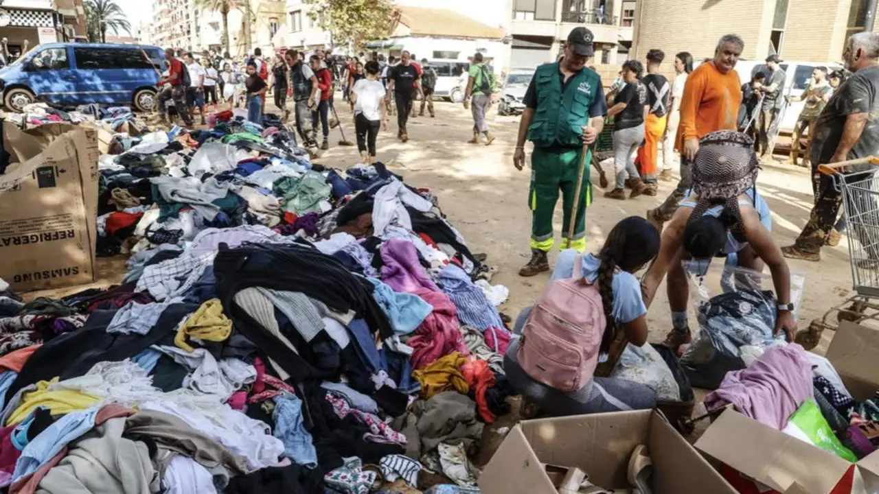  Varias personas organizan los donativos que varias personas han hecho para los afectados por la DANA - Rober Solsona - Europa Press 