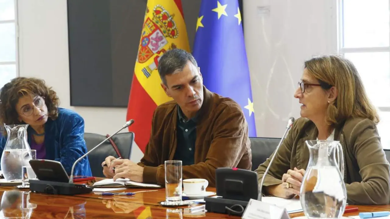  (I-D) La vicepresidenta primera y ministra de Hacienda, Mar&iacute;a Jes&uacute;s Montero; el presidente del Gobierno, Pedro S&aacute;nchez, y la vicepresidenta tercera y ministra para la Transici&oacute;n Ecol&oacute;gica y el Reto Demogr&aacute;fico, Teresa Ribera, durante una reuni&oacute;n del Comit - Pool Moncloa/Jos&eacute; Manuel &Aacute;lvarez | EP 