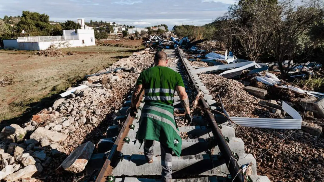  Un hombre camina por unas v&iacute;as de tren en una zona afectada por la DANA, a 2 de noviembre de 2024, en Chiva, Valencia, Comunidad Valenciana (Espa&ntilde;a). - Carlos Luj&aacute;n - Europa Press 