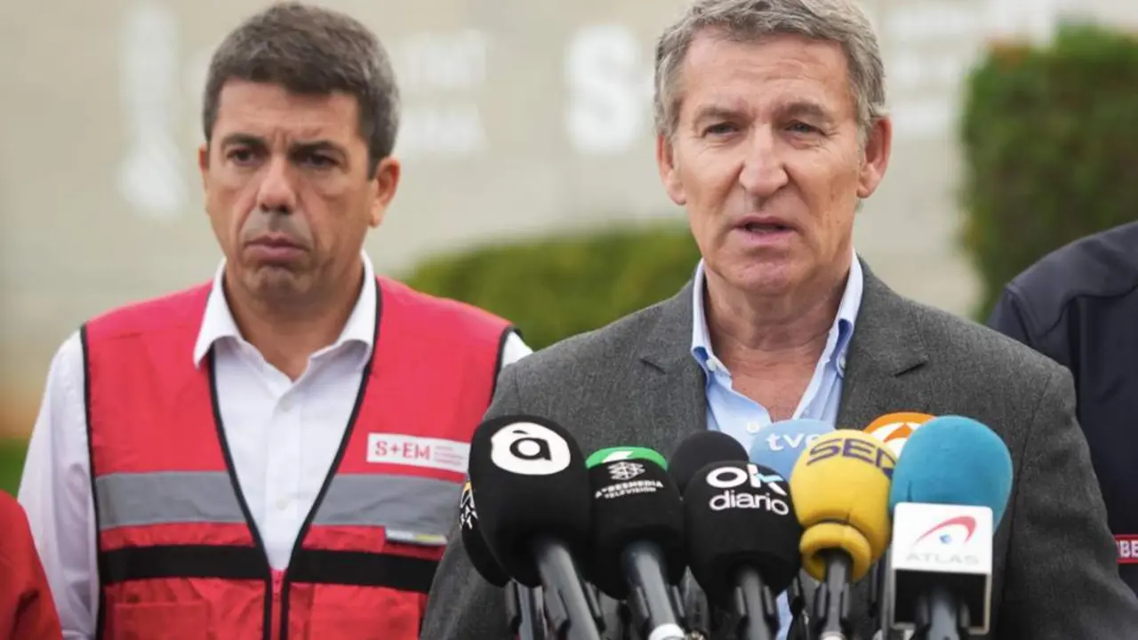  El presidente de la Generalitat Valenciana, Carlos Maz&oacute;n (i) y el presidente del Partido Popular, Alberto N&uacute;&ntilde;ez Feij&oacute;o (d), - Jorge Gil - Europa Press 