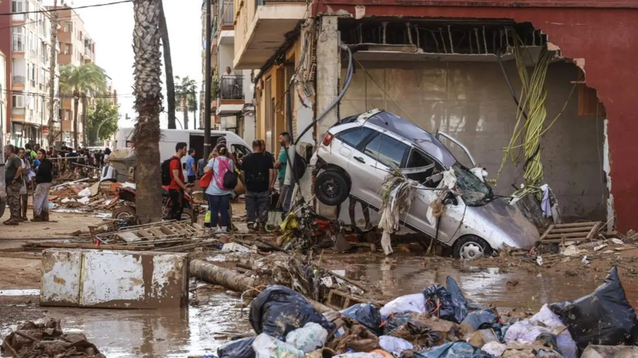 Varias personas limpian los estragos ocasionados por la DANA, a 1 de noviembre de 2024, en Paiporta, Valencia, Comunidad Valenciana (Espa&ntilde;a). - Rober Solsona - Europa Press 