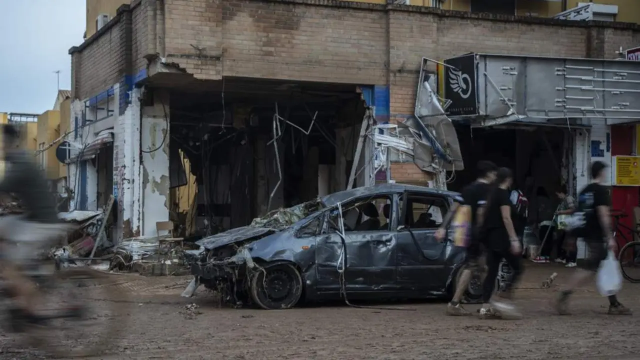  Varias personas limpian los estragos ocasionados por la DANA, a 1 de noviembre de 2024, en Benet&uacute;sser, Valencia - Jorge Gil - Europa Press 