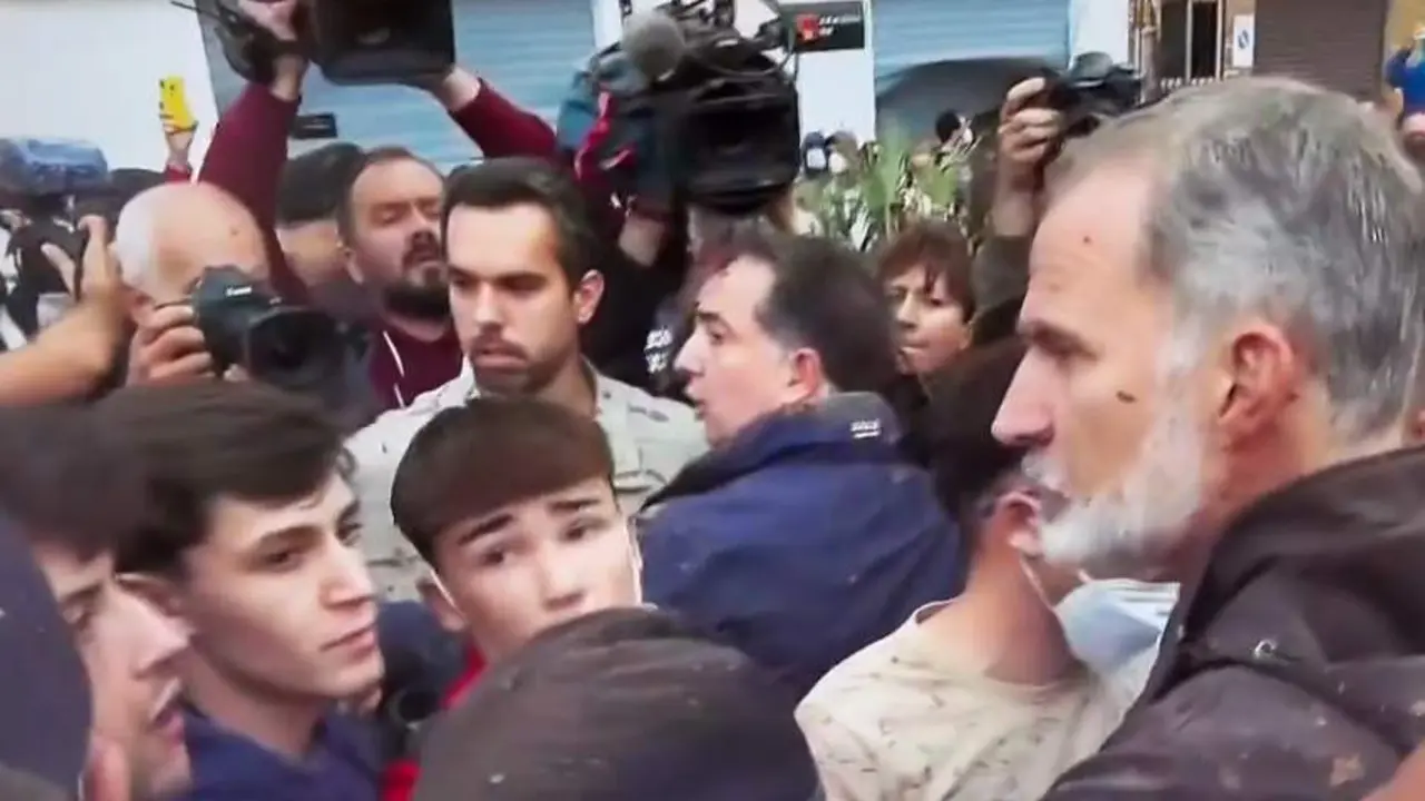  Felipe VI hablando con los afectados en Paiporta 