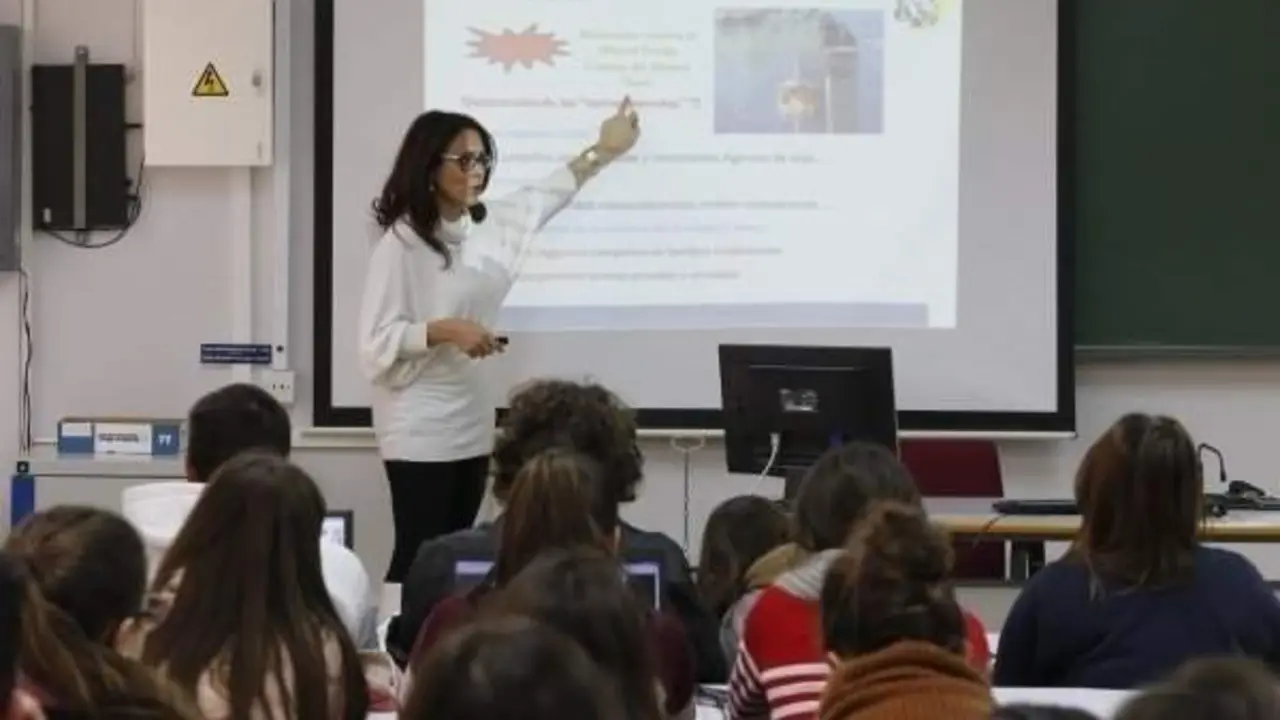  Profesora impartiendo clases en la UCO - Archivo | UCO 
