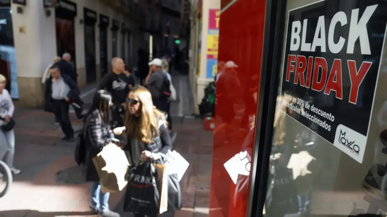  Archivo - Cientos de personas se adelantan a las compras navide&ntilde;as con el Black Friday - &Aacute;lex Zea - Europa Press - Archivo 