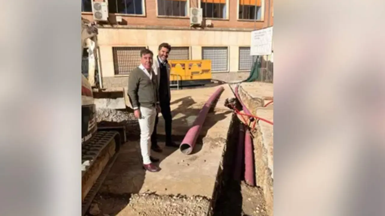  El delegado de Infraestructuras del Ayuntamiento, Miguel Ruiz Madruga, con Jos&eacute; Ram&oacute;n G&oacute;mez, de Instalaciones Caico, en el CEIP La Aduana.<br>- INSTALACIONES CAICO 