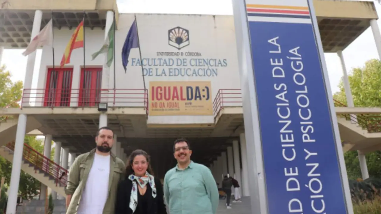  Los investigadores Joaqu&iacute;n Villa&eacute;cija (izq). B&aacute;rbara Luque y &Aacute;ngel Rebollo, frente a la Facultad de Ciencias de la Educaci&oacute;n y Psicolog&iacute;a. 