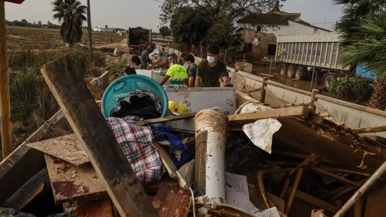  Escombros y basura recogida en un campo de cultivo tras el paso de la DANA, a 5 de noviembre de 2024, en Valencia, Comunidad Valenciana (Espa&ntilde;a). - Rober Solsona - Europa Press 