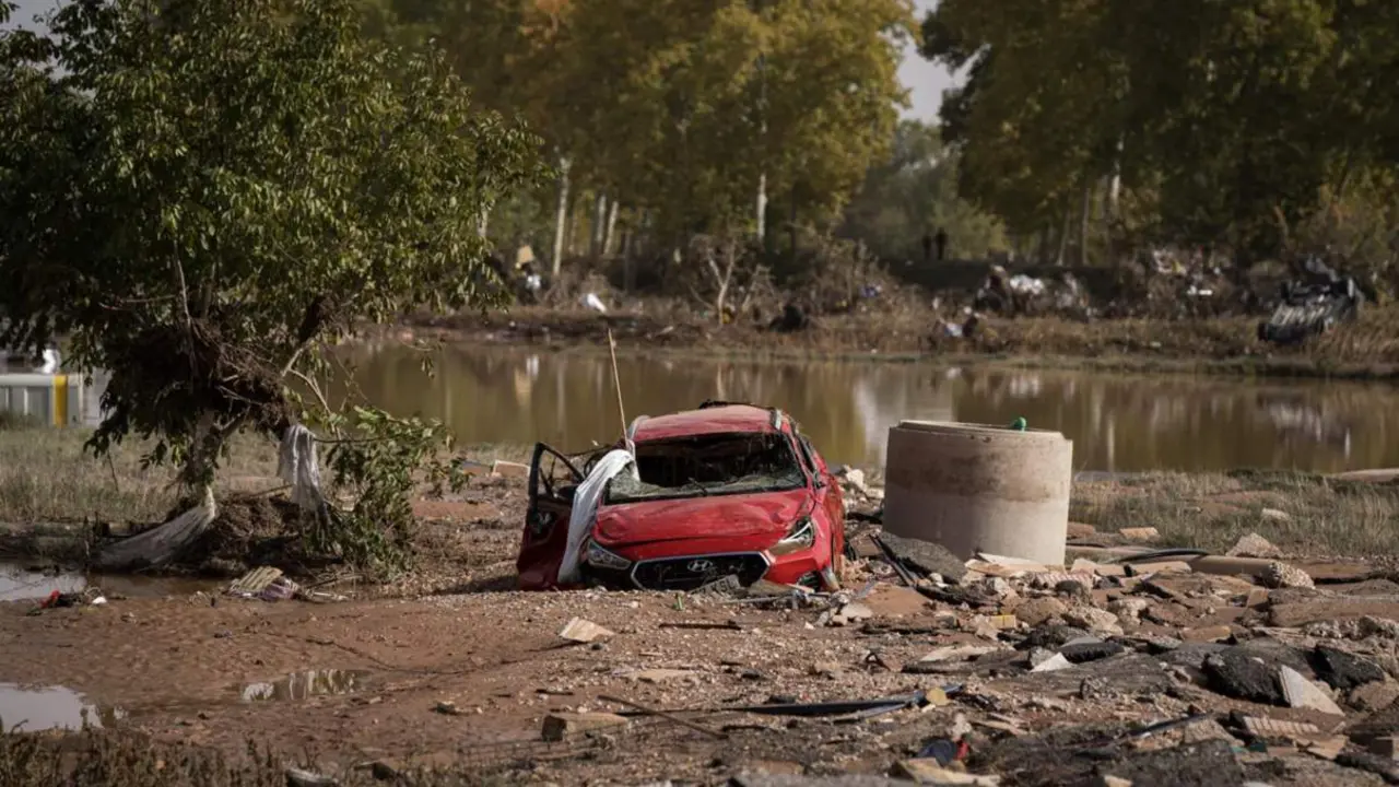 Un coche afectado por la DANA, en Utiel, Valencia - Diego Radam&eacute;s - Europa Press 