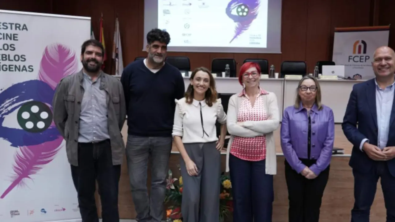  Autoridades asistentes a la inauguraci&oacute;n de la muestra. 