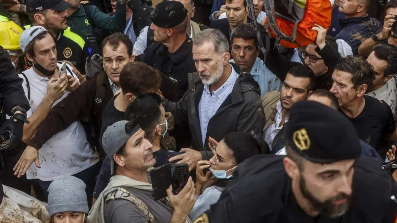  El Rey Felipe VI y el presidente de la Generalitat valenciana, Carlos Maz&oacute;n, durante su visita a una zona afectada por la DANA, a 3 de noviembre de 2024, en Paiporta - Rober Solsona - Europa Press 
