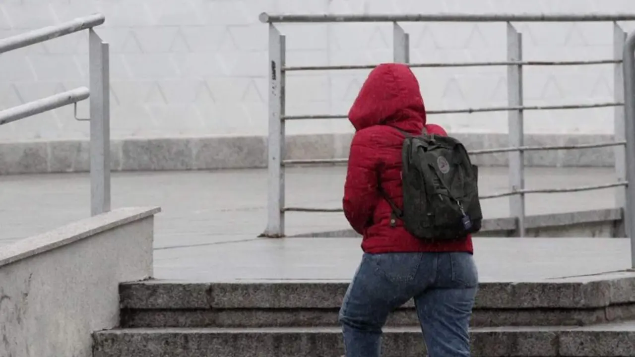  Archivo - Una mujer sube unas escaleras y se protege del viento con el abrigo a 14 de noviembre de 2019. - Eduardo Parra - Europa Press - Archivo 