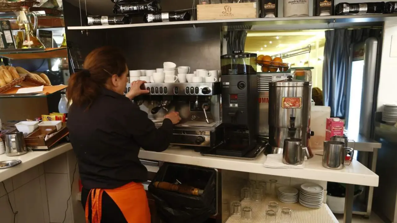  Archivo - trabajador, trabajando, camarero, bar, aut&oacute;nomo, consumo, cafeter&iacute;a, caf&eacute;, precios, IPC, empleo, paro, parados, hosteler&iacute;a - EUROPA PRESS - Archivo 