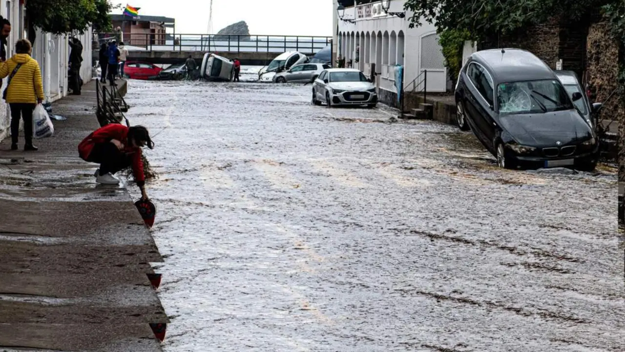  Coches arrastrados por la riera en Cadaqu&eacute;s, a 8 de noviembre de 2024, en Cadaqu&eacute;s, Girona, Catalunya (Espa&ntilde;a) - Gl&ograve;ria S&aacute;nchez - Europa Press 