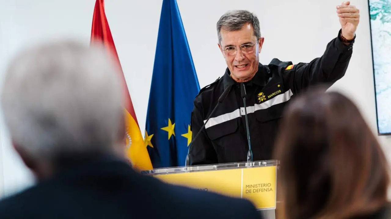  El general jefe de la Unidad Militar de Emergencias (UME), Javier Marcos, ofrece una rueda de prensa para informar de la reuni&oacute;n del Comit&eacute; de crisis para el seguimiento de los efectos de la DANA, en el Ministerio de Defensa, a 8 de noviembre de 2024, en - Carlos Luj&aacute;n - Europa Press 