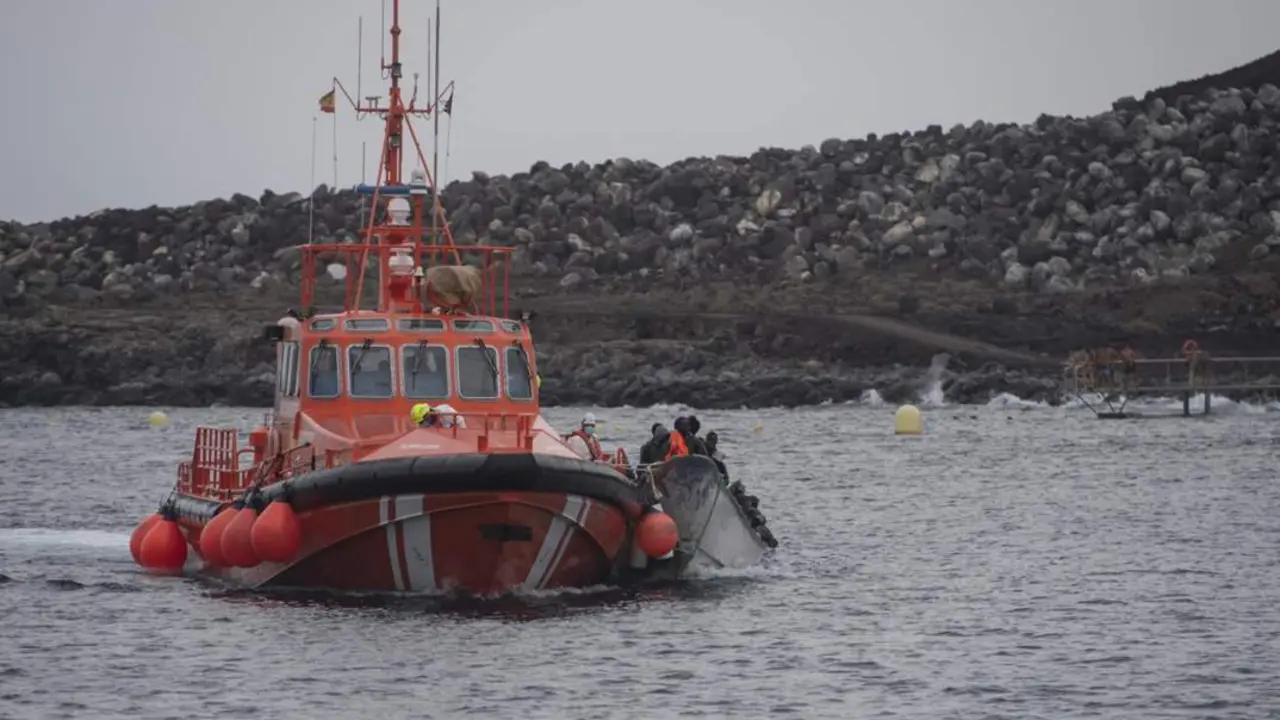  Archivo - Un barco de Salvamento Mar&iacute;timo rescata a varios migrantes en un cayuco a su llegada al puerto de La Restinga, a 27 de agosto de 2024, en El Hierro, Canarias (Espa&ntilde;a). - Antonio Sempere - Europa Press - Archivo 