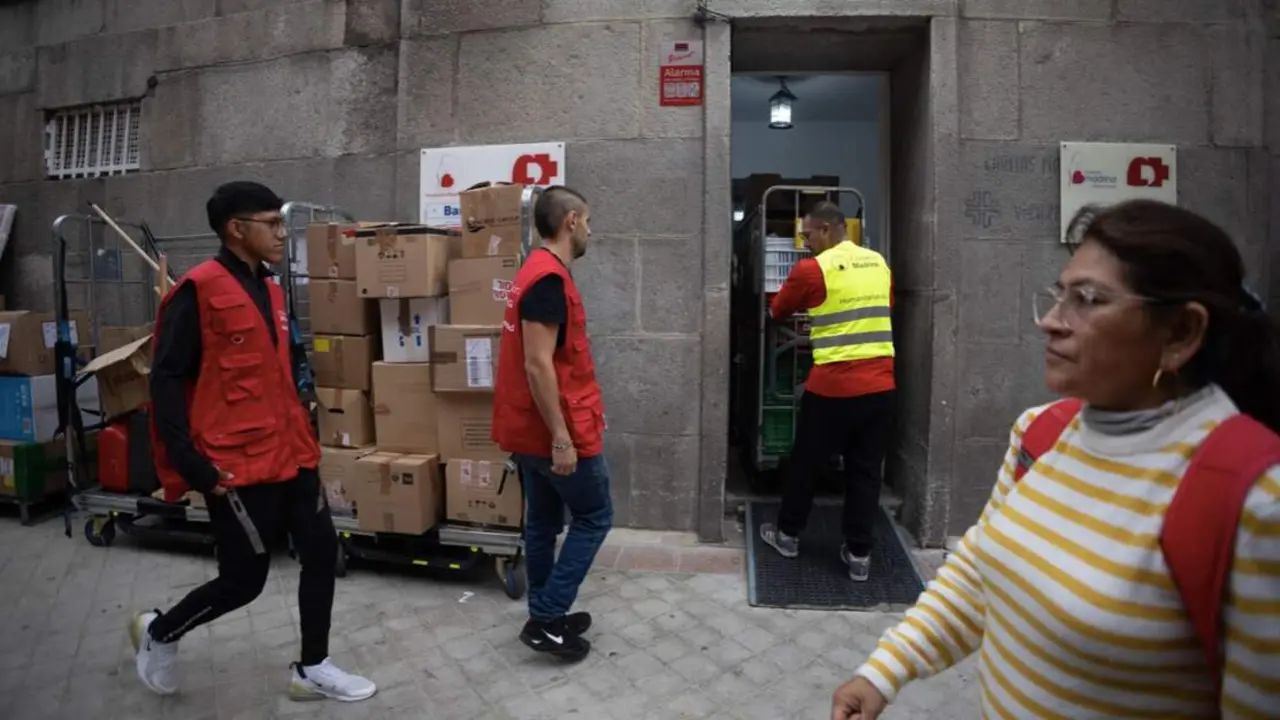  Voluntarios de la Fundaci&oacute;n Madrina preparan cajas con ayuda humanitaria para el segundo convoy que se dirige a Valencia, preparado por la Fundaci&oacute;n Madrina, a 8 de noviembre de 2024, en Madrid (Espa&ntilde;a). La Fundaci&oacute;n Madrina se moviliza de nuevo con este - Eduardo Parra - Europa Press 