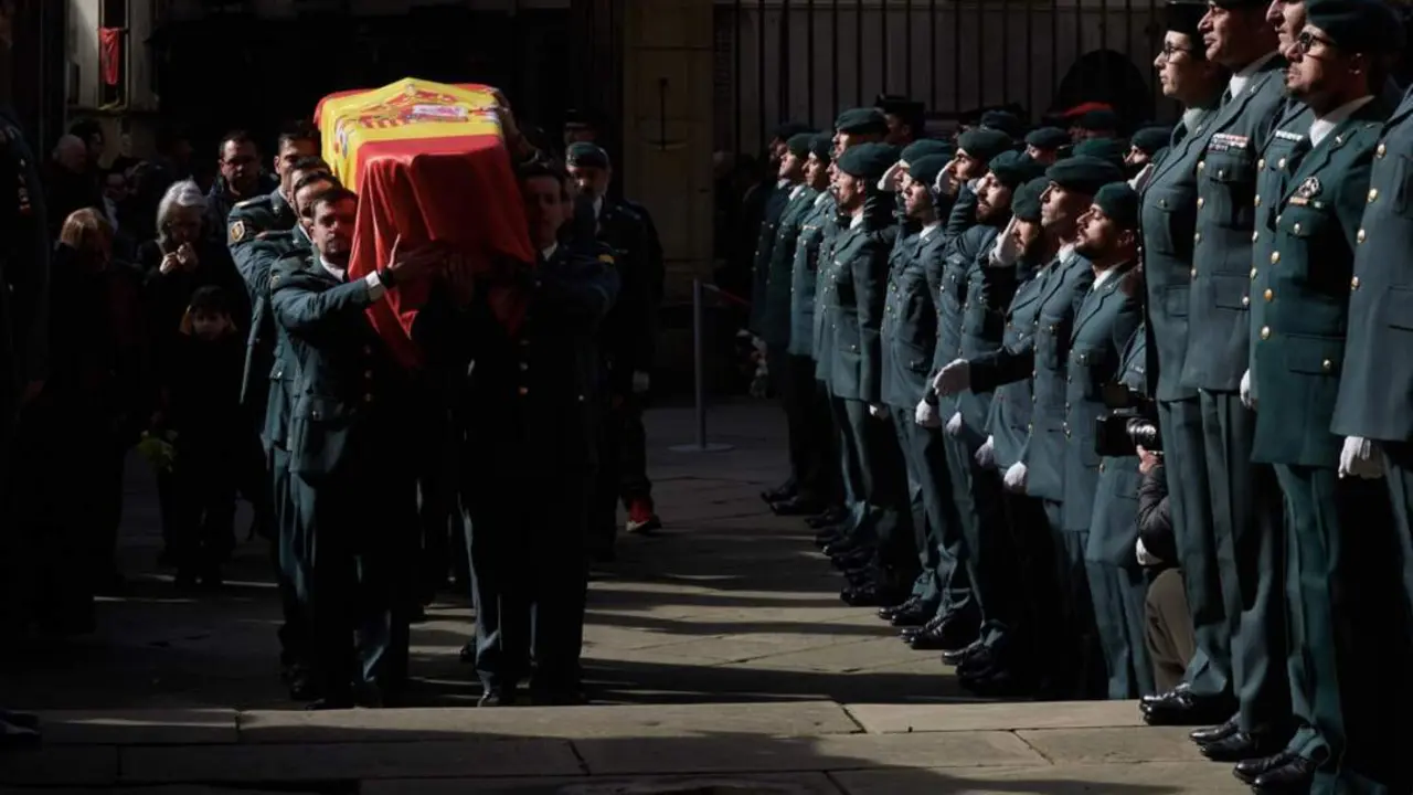  Archivo - Varios guardias civiles llevan el f&eacute;retro a la Catedral de Pamplona durante el funeral de uno de los guardias civiles fallecidos en Barbate tras ser embestidos por una narcolancha - Eduardo Sanz - Europa Press - Archivo 