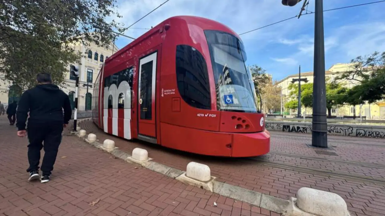  El tranv&iacute;a de Val&egrave;ncia vuelve a circular para dar servicio a 50.000 personas al d&iacute;a - FGV | EP 