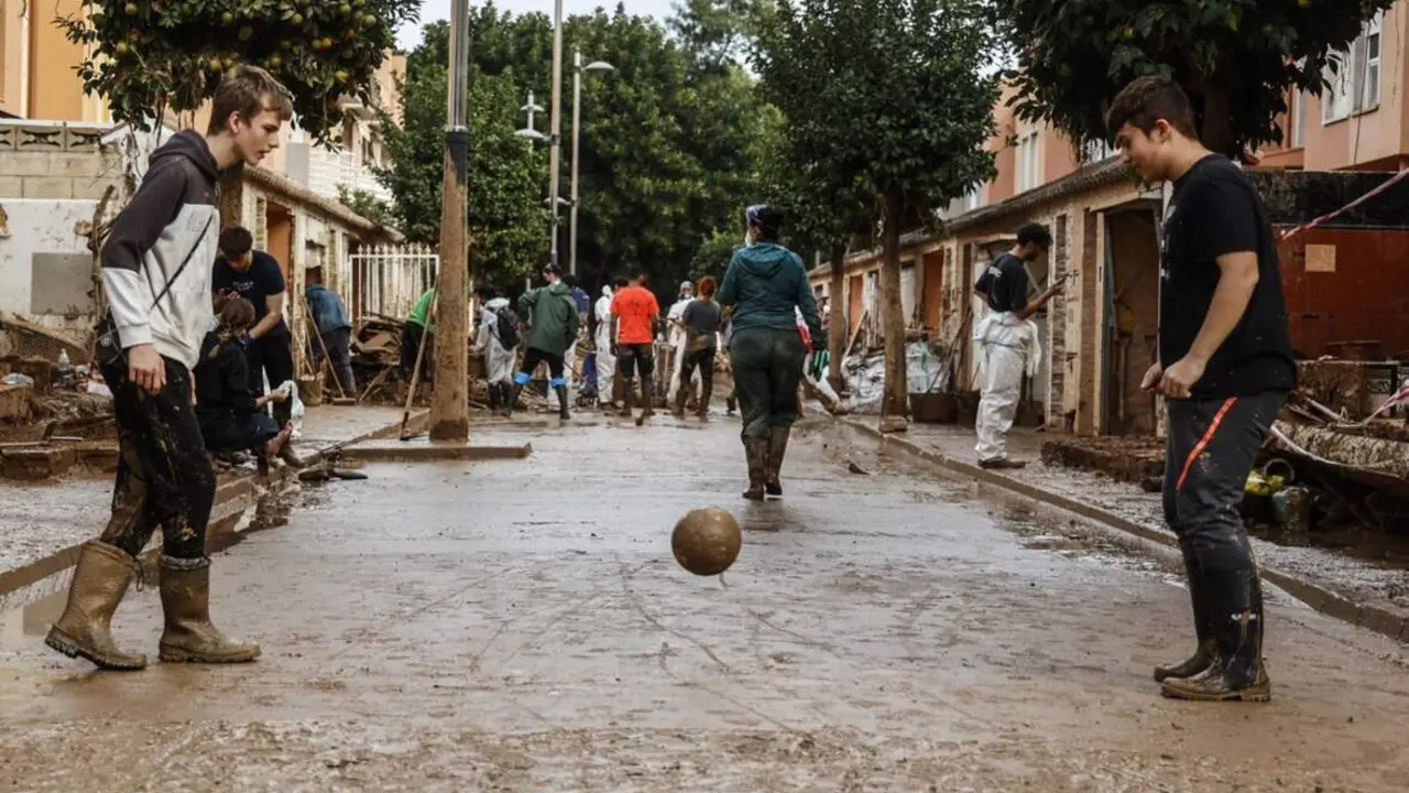  Dos chicos juegan al f&uacute;tbol en Alfafar, a 8 de noviembre de 2024, en Valencia, Comunidad Valenciana (Espa&ntilde;a). - Rober Solsona - Europa Press 