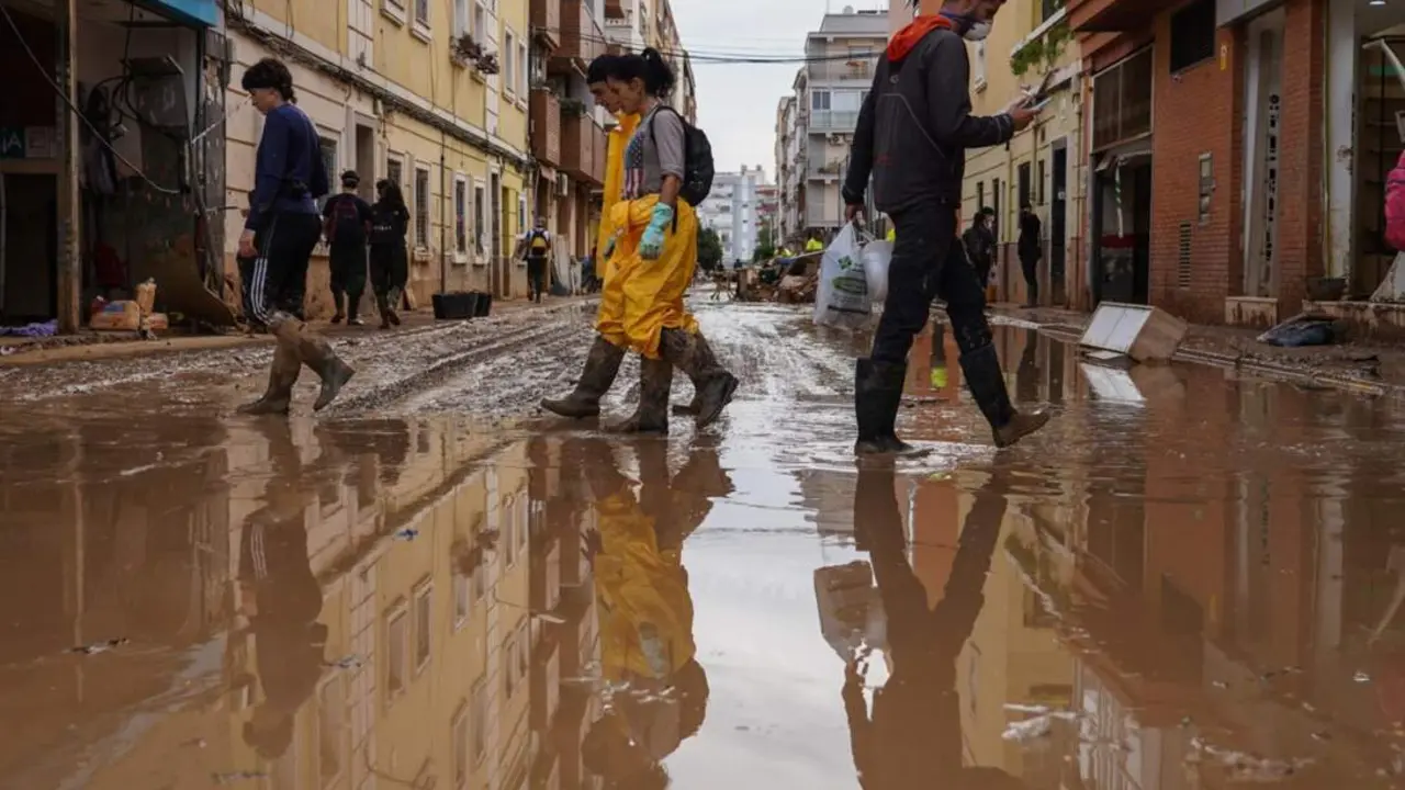  Imagen de una zona inundada en la localidad valenciana de Paiporta, una de las m&aacute;s afectadas por la DANA. - Eduardo Manzana - Europa Press 