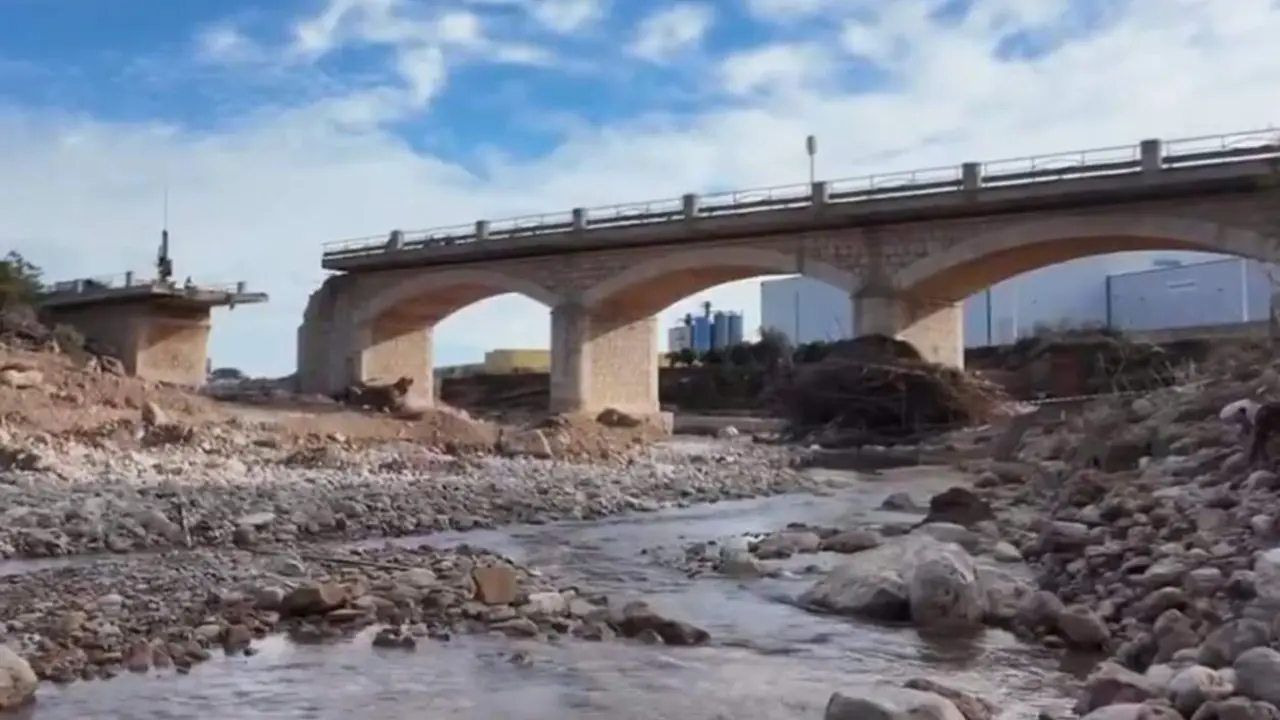  Efectivos de la UME y el Ej&eacute;rcito de Tierra trabajan ya en la instalaci&oacute;n de tres puentes temporales, en las localidades de Cheste, Riba-roja y Bu&ntilde;ol, para reponer infraestructuras da&ntilde;adas por la DANA - MINISTERIO DE DEFENSA 